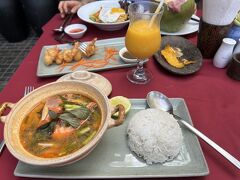 　料理はクメ－ル料理で少し変わっていて美味しかったのですが、料理1品にご飯が１盛ついてくることに気づかず、３品オーダ－した所、ご飯も３人前来てしまいました！