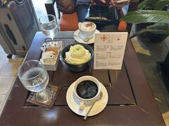 　ホテルに戻りました。お迎えの車が来るまで少し時間があったので、最後にホテルのラウンジでゆっくりとコーヒーを頂きシェムリアップを後にします。
　毎日晴天で真っ青な空を見ながら旅を楽しめました。シーズンのチョイスはバッチリ！でした。