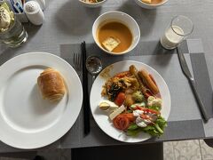 　シェムリアップホテル３回目の朝食です。今日が最後なので沢山食べよう。しかし楽しいことはあっという間ですね。
