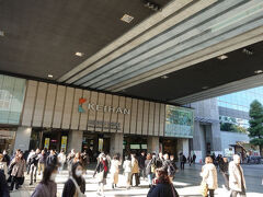 　JR学研都市線に乗り、京橋駅にやって来ました。さすがは名だたる乗換駅、平日の昼間でも太い人流が止まりません。