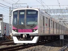 東京メトロ半蔵門線用08系電車。東急田園都市線から半蔵門線経由で東武の久喜駅か南栗橋まで走る。東武線内は急行運転。
浅草という通勤には不便な立地のターミナルゆえ、北千住で乗り入れ先の地下鉄日比谷線への乗り換える客が極めて多く、ホームの拡幅を行ってもなお北千住駅は危険な状態だった。編成の短い日比谷線以外の都心へのアプローチ線を作ることは東武の悲願だった。
実質的な東急田園都市線の延長路線として建設されていた半蔵門線は、当初は箱崎の空港バスターミナルがある日本橋蠣殻町までが建設区間だったのだが、90年代に計画が変更され、隅田川をくぐって東進、清澄を通り、三つ目通りを北上し、錦糸町を通って京成の押上駅まで延伸することになった。この時は松戸方面へ延ばす計画だったのを更に変更し、押上から東武の曳舟まで東武が自前で線路を増設、伊勢崎線へ直通させることになった。
工事は水天宮までの開業後に始まり、10年あまりかけて2003年に開業、東武の悲願だった10両編成準急がそのまま大手町や青山渋谷まで直通出来るようになった。同時期に完成した北千住から北越谷までの長大な複々線の完成とともに効果的な輸送力増強が実現、東武伊勢崎線の混雑率低下に大きく貢献した。
