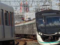 東急田園都市線用2020形電車と東武の50000系が離合、どちらも半蔵門直通急行。ここ東武動物公園駅はカーブを巻いておりそこが撮影地、隣の姫宮駅も周辺が開けていて好撮影地である。このあたりは、駅からちょっと離れたエリアの宅地化や区画整理がここ数年に行われたばかりで、駅から10分ほど歩くと田園風景が広がる。
　
半蔵門線との直通は、当初は、ラッシュ時に準急が10分毎に乗り入れ、日中は1時間に3本の準急が乗り入れて、他は押上や清澄白河で折り返すダイヤだった。これは当時は、館林や栃木までの長距離準急が主力で、途中に6両編成しか停まれない駅が多く、10両固定編成の半蔵門線や田園都市線の電車が入れなかったため。
直通開始から3年後の2006年、東武は列車種別や系統変更を伴う大規模なダイヤ改正を行う。JR宇都宮線との乗換駅である久喜駅で、伊勢崎線の系統を分断、半蔵門線からの直通列車を「急行」という種別にし、久喜か南栗橋までの運転とした。これはかなり理にかなったダイヤで、現在の伊勢崎線の列車ダイヤの基本となっている。日中は半蔵門線直通は10分間隔6本に増え、朝ラッシュ時も1時間当たり8本前後に増えた。