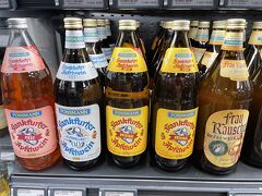 最後にフランクフルト名物のアップルワインを飲みます。リンゴ酢の酸味をマイルドにして水割りにしたようなボヤけた味でした。期待してたのに～