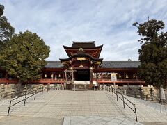 石清水八幡宮
全国に3例しかない整った八幡造りの社殿で、現存する八幡造の本殿の中で最古かつ最大規模。

この時はまだ、向かって左にある足台は修理か掃除のためのものだと思っていました。
