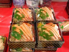 自分たちだけ、ってなこともあるので、近鉄で親にカニ弁当を買って帰ります。カニ型のバランがかわい～～