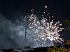 真夜中、ドーン！！ってして目が覚める。新年の花火でした。日本とちょっと違う雰囲気の花火でした。
ベランダ出たらお隣さんも出てて、お互い寝巻きでどーもってなりました（汗）