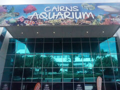 ホテルから8分程でケアンズ水族館に到着。同じツアーでパラセイリングでも一緒だった女性もいらっしゃいました。