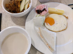 朝食は、ホテル1階のレストランでとりました。
朝食後、市中心部の歴史的建造物を巡りました。