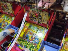 新楽園からバスで寧夏夜市に来ました
子供はこのパチンコに大興奮
左上からチケットが出てくるので、このチケットの枚数で欲しいおもちゃをもらえます
子供は80枚で欲しいおもちゃがあるそうで、頑張っていました
子供2人で300元（1500円）を使用しました
1元で1玉のパチンコ玉で遊ぶことが出来ます