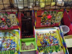 そして、饒河夜市でゲームを探しましたが、あまり良いお店が無く、ゲーム屋さんの店員さんの態度もイマイチで、結局また寧夏夜市に来ました
また、同じゲームで子供がおもちゃをゲットするために頑張ります
このお店の女性がすごく子供に優しくて、やはりこの店に戻ってきて良かったです