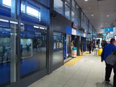 中部国際空港駅10時48分着
名鉄名古屋駅からわずか28分でした
ホームドアで完全に覆われています