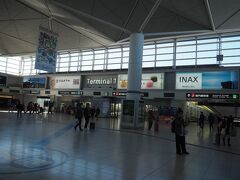 改札口を出ると空港ターミナル