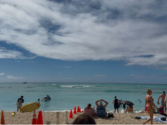 綺麗ーーーー！！ここがワイキキビーチか！と感動。

みんな開放的で楽しそう。