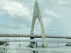 2020年に開通したASEAN最長の橋、Sultan Haji Omar ‘Ali Saifuddien Bridge (通称: テンブロン橋)を渡って、トゥンブロンに向かいます。　この橋が出来る前までは途中からボートでトゥンブロンまで行ってたんですよね。

