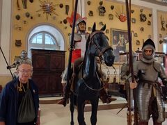 騎士団長の宮殿　グランドマスターズ　パレス
騎士たちに　にらまれていますが騎士たちの中身は人間ではないです。
結構一緒に写真を撮っていました。