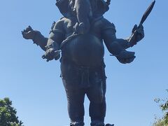 ★The Khlong Khuean Ganesh International Park
クローンクアン ガネーシャ公園
大きな立像のガネーシャで迫力満点。854個のブロンズで造られていて高さが39m。商売繁盛の神で参拝者もひときわ多かった。