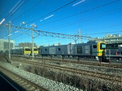 高崎へ近づきました。機関車がたくさんいたところに業務用車両が停まっています。これが客車を牽くの？