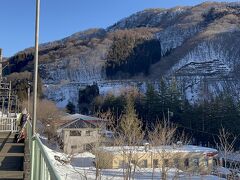 湯檜曽駅のホーム。」画面中央の129系がこれからループを降りてきます。あと3分あるので駅のトイレへ。