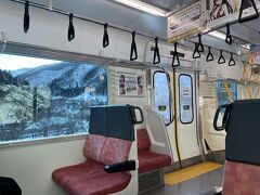 この時間の上りなのと4両ということで車内はガラガラです。