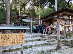 小倉池の南西の淵に立つ神社が御髪神社。小さな神社ですが、全国でも珍しい、理容の神を祀る神社で、理容師や、頭髪に悩みのある方に人気です