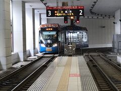 一旦ホテルに荷物を預け、万葉線に乗りに行く。
市電のような私鉄
可愛いラッピングや迫力あるラッピングをした車両がいい。　