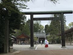 射水神社
巫女さんが何かの準備をしているようだ