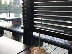 再びシャトルバスで入善駅へ戻り
JRで富山駅
ホテルから歩いてカナル公園のスターバックへ
とんでもなく混んではいるが
夕陽が世界一きれいと言われた建物に入ってみたくて
コーヒーブレイク

