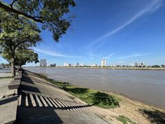 さて観光。
ヴィエンチャンのメコン川を連想するような位置関係ですが、こっちの方が少し都会です。