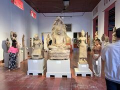 次にプノンペン国立博物館へ。
クメールの文化を見ることが出来ます。

一言で東南アジア、インドシナと言っても国ごとに少しずつ違うんですね。
それを感じられただけでもよかったかな。
