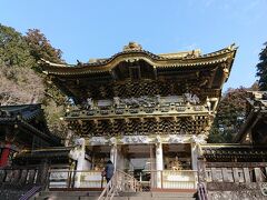 陽明門に到着。じっくり陽明門や唐門を見たいので、9時開門とともに拝観しました。