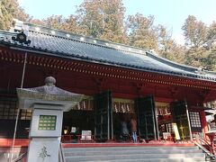 こちらは二荒山神社の拝殿。本殿と拝殿は重要文化財です。実は日光東照宮よりも古い建造物です。拝殿の隣に社務所があり、こちらで御朱印をいただきました。
