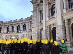 ホーフブルクの門をくぐり抜けます。
写真は　ミヒャエル広場からホーフブルクの門を見たものです。
ホーフブルクの門の前は　コールマルクト通り。コールマルクト通りは有名ブランドショップが立ち並ぶ繁華街ですが、訪問当日は日曜日で、ほとんどのお店は営業していませんでした。