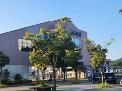 彦根駅東口側の駅前広場です
こちらのほうが新しいのかな？
お店などはほとんどないです（大きなケーズデンキがあります）