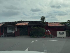 早くも大晦日、今日は北部でそこそこ釣れたので、早めにお昼を頂きます。
選んだのはこちら、うふやーさん。
ちょっと買いたいものもあったので釣り場からも近いこちらにしました。
Ｂ級食べ歩き的には名護市内で年越しそばと言うチョイスもあったのですが。