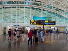 部屋に戻って荷物のパッキングを済ませてチェックアウト。
ホテルの送迎車輛でングラライ空港まで送っていただいた。国際線ターミナルはたくさんの観光客で賑わっている。