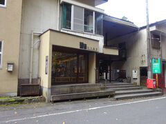 食後、そのお店の数軒となりにある、四万温泉協会へ。
この道に沿って細長く続いている四万温泉、くまなく歩くのは大変そうなので、ここで自転車を借りようと思っていた。

食事前にここを通った時には自転車がたくさん置いてあったけど･･･