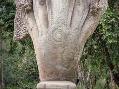 ベンメリア遺跡。相変わらずヘビの顔を写真撮り続けるわたし。