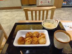 ホテルに向かう前に大好きな「玉子焼」で晩御飯。なんとな食感はくくくるのたこ焼きに似ている。値段はお得感のある8個400円。これはかなり安い。
