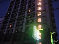 今日の前泊のお宿です。大浴場（温泉）付きでかなりお安く宿泊できるホテルです。ところどころ古さが目立つところがありますが、お安く大浴場付きで泊まりたい方へおすすめです。