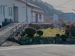 三石駅到着です。トイレは改札外でした。