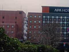 イオンモール目の前の「アパホテル岡山駅前」が今日から3連泊予定のホテルです。
チェックインは左のレンガ色1色の南棟です。