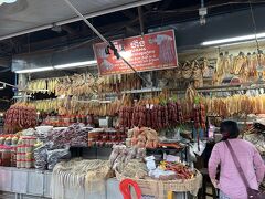 オールドマーケット散策です。４ドルで巻きスカートを買いました。南国旅行用です。