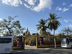 離れたところから眺めます。