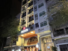 プーミン ホテル リーバサイド
（写真は夜に撮影）
トンレサップ川から少しだけ入った場所。
繁華街で便利。
部屋は最新ではないですがベッドも広い。
トイレとシャワー室は最近リニューアルしたようで綺麗。ぴかぴかつるつるの床。
なのですが、トイレとシャワーに全く仕切りなし。
よってちょっとでもシャワーを出すとべちゃべちゃ…

ついでに言うと歯ブラシは明らかに安物。
歯茎に当たった感触からして昨日の中国のホテルのものとは全然違うんですね。