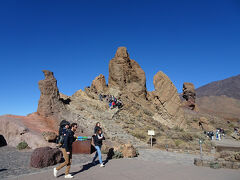 巨大な奇岩が点在しています。
