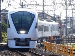 お、東武の看板列車スペーシアｘが来た。
今年春にはさらに導入されるらしいが、この列車、先代100系よりも定員が少ない。輸送力のある500系リバティ車を使った列車の増発も行った方が良いと思う。週末はとにかく日光行の特急券がすぐ満席になる。