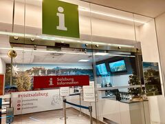 まずは駅のインフォメーションでザルツブルクカード48時間券を購入しました。(48時間 36 €)

窓口の係員がとても親切。
いまからこのカードでバスに乗るって伝えたら、担当の係員がすぐ利用者の名前及び利用開始日、利用開始時刻を全部記入してくれました。

購入したザルツブルクカードで、滞在中ずっと市内バスが乗り放題&主要観光スポット入場無料。