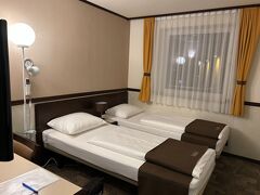 口コミで覚悟していたので、お部屋の狭さは折り込み済み。それにしても、このお値段で至れり尽せり、快適でした。
ツイン部屋　2人で無料朝食付き　78.7€(￥13,246)