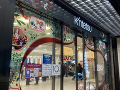 近鉄百貨店の入り口のガラス扉には、クリスマス模様です