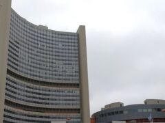 国連ウィーン事務所 ウィーン国際センター
宿泊ホテルの近くにあり、ツアーの出発時間前に散歩しました。
前には地下鉄の駅があります。建物から少し離れたところをウロチョロしていたら、建物の中から警備員らしき人が怖い顔してにらんでいるのに気が付きました。アジア系の貧相なおばさんの異常行動に見えたのでしょうかね？入ったらダメ？とジェスチャーすると、ダメとの返事で先方も安心したようです・・・大きな立派な建物です。国際原子力機関IAEAの本部がここにあります。ウィーンは第3の国連都市と改めて実感しました。
